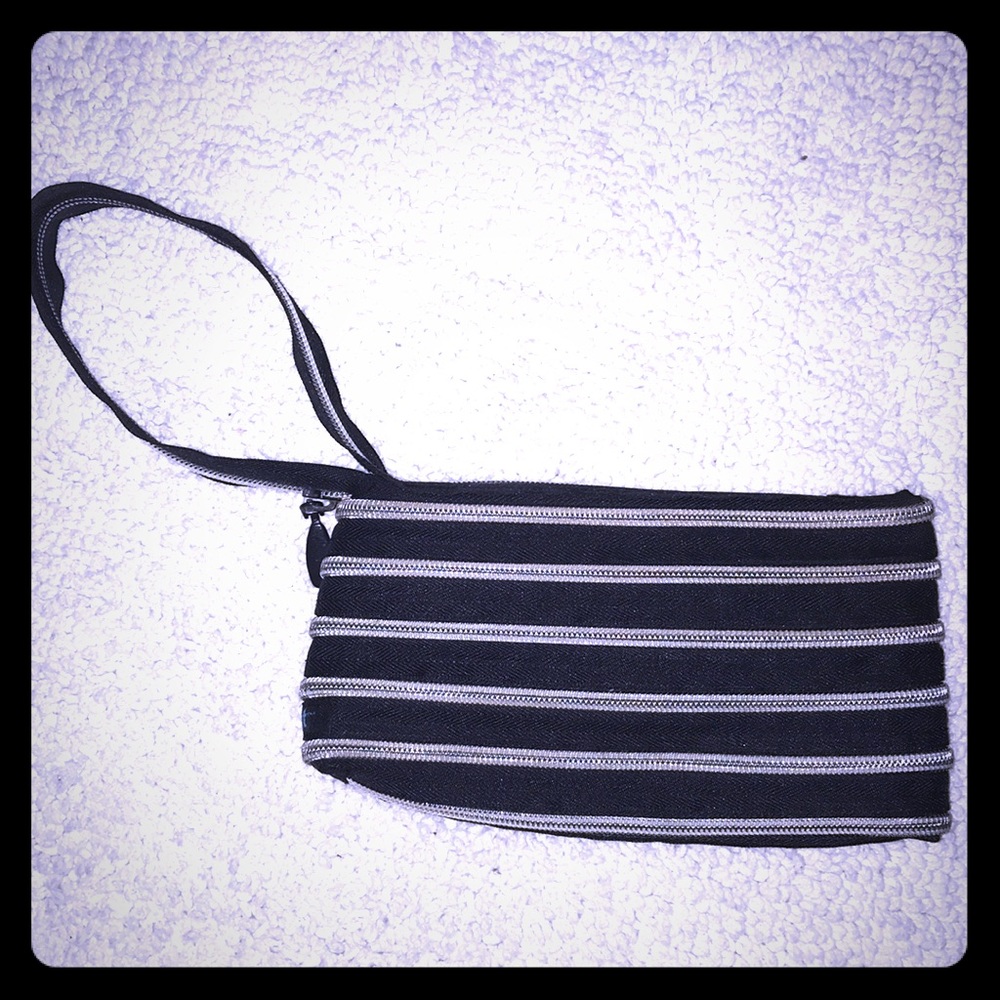 Zip-it Wristlet 🌸